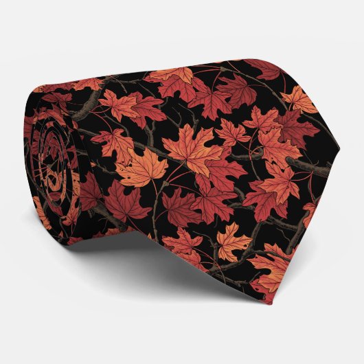 Rode herfst esdoornbladeren op zwart stropdas (Opgerold)