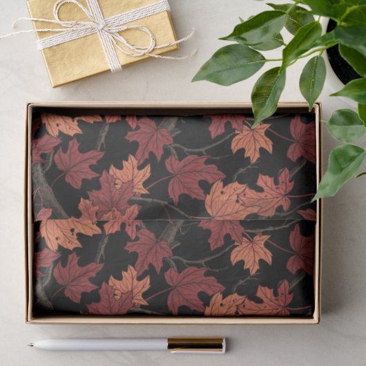 Rode herfst esdoornbladeren op zwart tissuepapier (Geschenk)