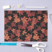 Rode herfst esdoornbladeren op zwart tissuepapier (Craft)