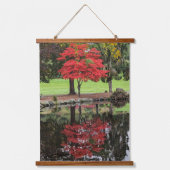 Rode herfstbladeren gereflecteerd in vijver hangend wandkleed (Voorkant)