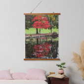 Rode herfstbladeren gereflecteerd in vijver hangend wandkleed (Slaapkamer)