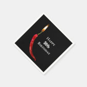 Rode hete peper op zwarte 50ste verjaardag servet (Hoek)