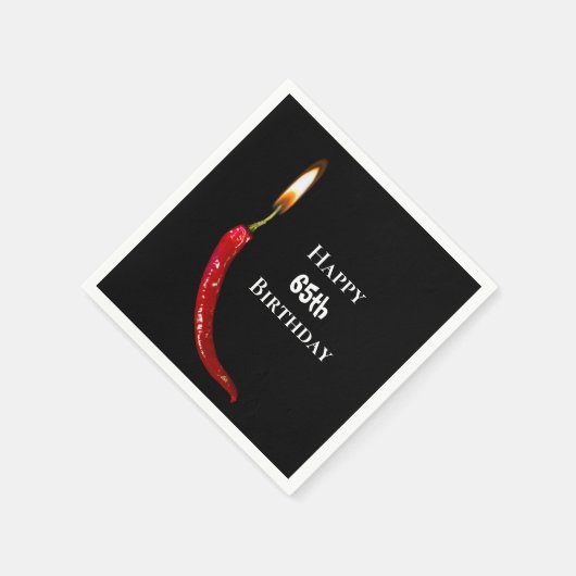 Rode hete peper op zwarte 65e verjaardag servet (Hoek)