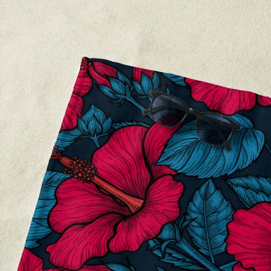 Rode hibiscus-bloesem strandlaken (In situ)