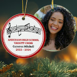 Rode High School Koor Custom Kerstmis Keramisch Ornament<br><div class="desc">Dit moderne rode schoolkoor kerstversiering heeft de naam van de student en het koraal onder de muzikale staf met een drievoudige sleutel en muzieknoten. Personaliseer voor een zanger,  koorleraar of regisseur voor een geweldig afstuderen cadeau.</div>