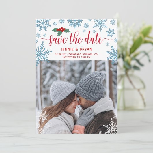 Rode Holly Blauwe Sneeuwvlokken Foto Kerstmis Brui Save The Date (Staand voorkant)