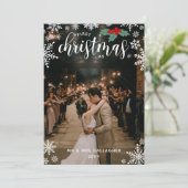 Rode Holly Sneeuwvlokken 1e Kerstmis Bruiloft Foto Feestdagenkaart (Staand voorkant)