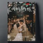 Rode Holly Sneeuwvlokken 1e Kerstmis Bruiloft Foto Fotoplaat<br><div class="desc">Prachtige sneeuwvlok thema Eerste Kerstmis Als Mr & Mrs Achternaam foto plaquette afgedrukt met uw foto met betrekking tot de plaquette,   witte sneeuwvlokken,  rode holly bessen met groene bladeren,  en jouw naam en het jaar.</div>