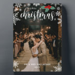 Rode Holly Sneeuwvlokken 1e Kerstmis Bruiloft Foto Fotoplaat<br><div class="desc">Prachtige sneeuwvlok thema Eerste Kerstmis Als Mr & Mrs Achternaam foto plaquette afgedrukt met uw foto met betrekking tot de plaquette,   witte sneeuwvlokken,  rode holly bessen met groene bladeren,  en jouw naam en het jaar.</div>