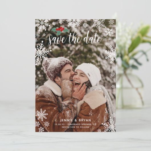 Rode Holly Sneeuwvlokken Grote Foto Kerstmis Bruil Save The Date (Staand voorkant)