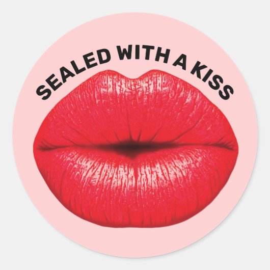 RODE HOT LIPS, GESLOTEN MET EEN KISS-STICKER RONDE STICKER (Voorkant)