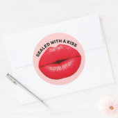 RODE HOT LIPS, GESLOTEN MET EEN KISS-STICKER RONDE STICKER (Envelop)