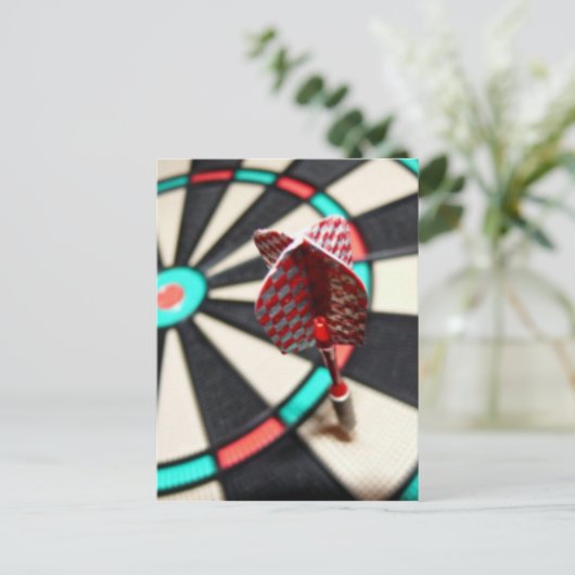 Rode ingedrukte dart op dartboard briefkaart (Staand voorkant)