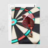 Rode ingedrukte dart op dartboard briefkaart (Voorkant / Achterkant)