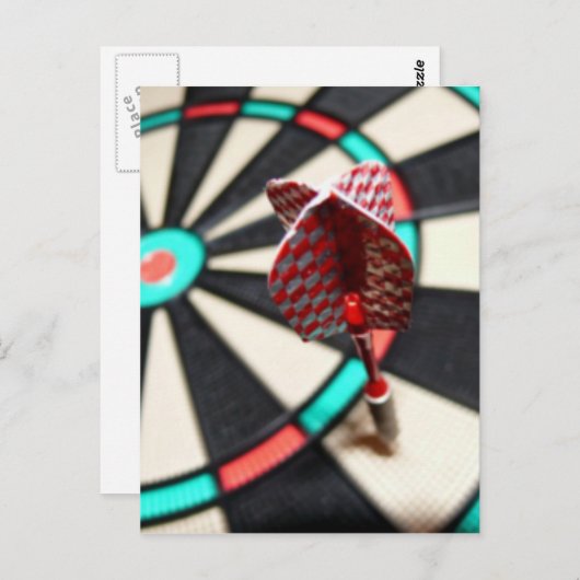 Rode ingedrukte dart op dartboard briefkaart (Voorkant / Achterkant)