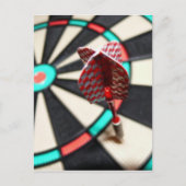 Rode ingedrukte dart op dartboard briefkaart (Voorkant)