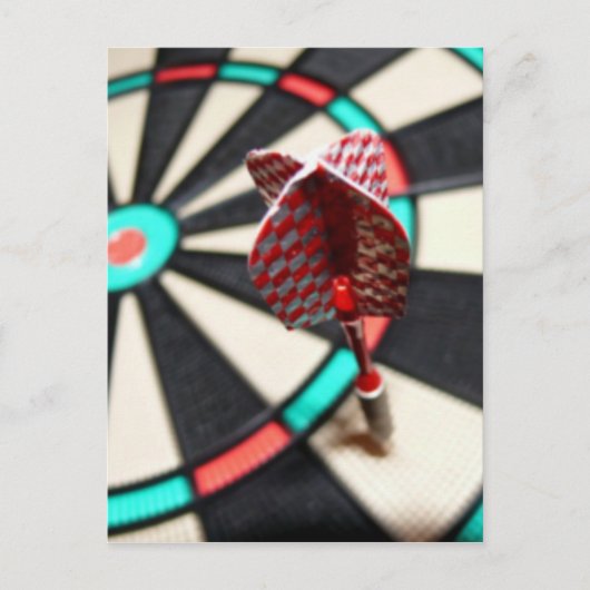 Rode ingedrukte dart op dartboard briefkaart (Voorkant)