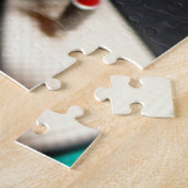 Rode ingedrukte dart op dartboard legpuzzel (Zijkant)