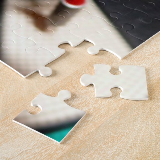 Rode ingedrukte dart op dartboard legpuzzel (Zijkant)