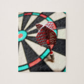 Rode ingedrukte dart op dartboard legpuzzel (Verticaal)