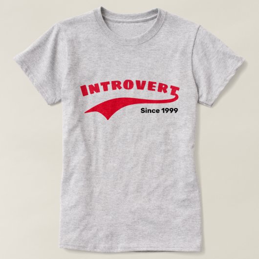 Rode Introvert Typografie Swoosh Aangepaste Datum T-shirt (Design voorkant)