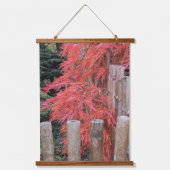 Rode Japanse esdoornbladeren en bamboe hek Hangend Wandkleed (Voorkant)
