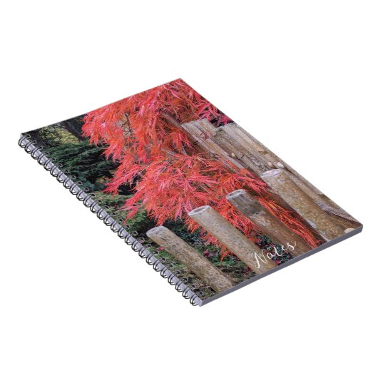 Rode Japanse esdoornbladeren en bamboe hek Notitieboek (Rechterzijde)