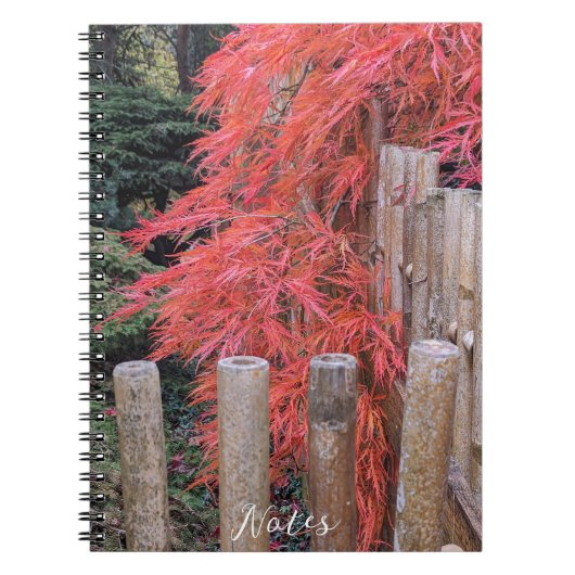 Rode Japanse esdoornbladeren en bamboe hek Notitieboek (Voorkant)