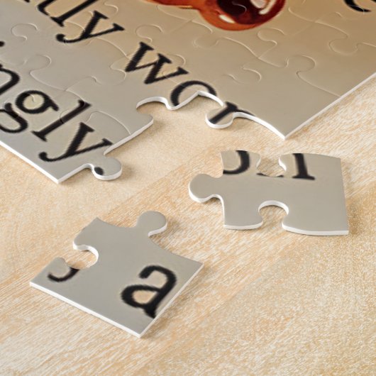 Rode juwelen broche op print achtergrond legpuzzel (Zijkant)