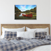 Rode kano op de oever van het meer canvas afdruk (Insitu (Slaapkamer))