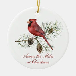 Rode Kardinaal Denneappels Over De Miles Kerstmis Keramisch Ornament