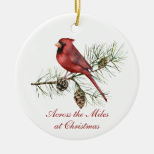 Rode Kardinaal Denneappels Over De Miles Kerstmis Keramisch Ornament