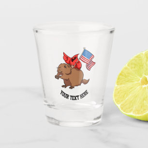Rode kardinaal die een grondhog met Amerikaanse vl Shot Glas