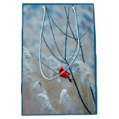 Rode kardinaal in de Natuur van de winter: Kerstmi Medium Cadeauzakje (Voorkant)