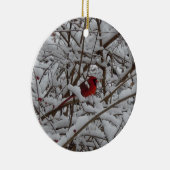 Rode kardinaal in een sneeuwvullende boomversierin keramisch ornament (Rechts)