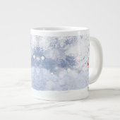 Rode kardinaal met kerstsnowy bomen grote koffiekop (Voorkant rechts)