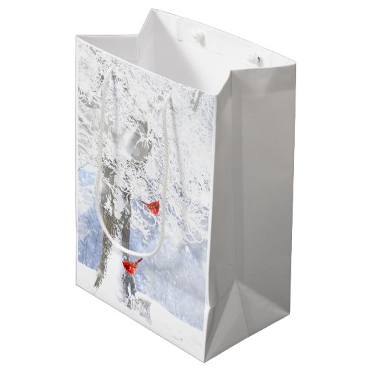Rode kardinaal met kerstsnowy bomen medium cadeauzakje (Voorkant Gekanteld)