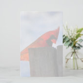 Rode kardinaal op houten stump briefpapier (Staand voorkant)