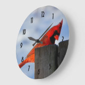 Rode kardinaal op houten stump grote klok (Hoek)