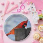 Rode kardinaal op houten stump papieren bordje (Feest)