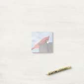 Rode kardinaal op houten stump post-it® notes (Op bureau)