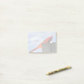 Rode kardinaal op houten stump post-it® notes (Op bureau)