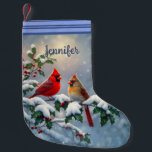 Rode kardinalen en Holly in de sneeuw Kleine Kerstsok<br><div class="desc">Een paar noordelijke rode kardinalen zitten op een heilige tak bedekt met rode bessen en sneeuw.</div>