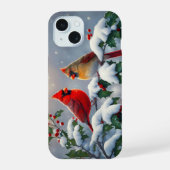 Rode kardinalen en hulst in de sneeuw iPhone 15 case (Achterkant)