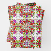 Rode kardinalen en kleurrijke bloemen van afgelope inpakpapier vel (In situ)