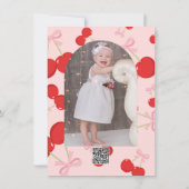 Rode kersen met roze strik Coquette 1e verjaardag  Kaart (Achterkant)