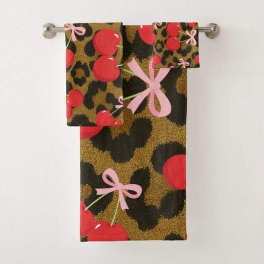 Rode kersen met roze strik Coquette Leopard Print Bad Handdoek (Insitu)