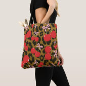 Rode kersen met roze strik Coquette Leopard Print Tote Bag (Dichtbij)