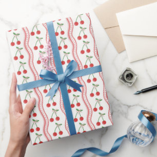 Rode kersen met verticale golvende geschulpte stre cadeaupapier