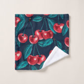 Rode kersen op donkerblauw bad handdoek (Wasdoekje)